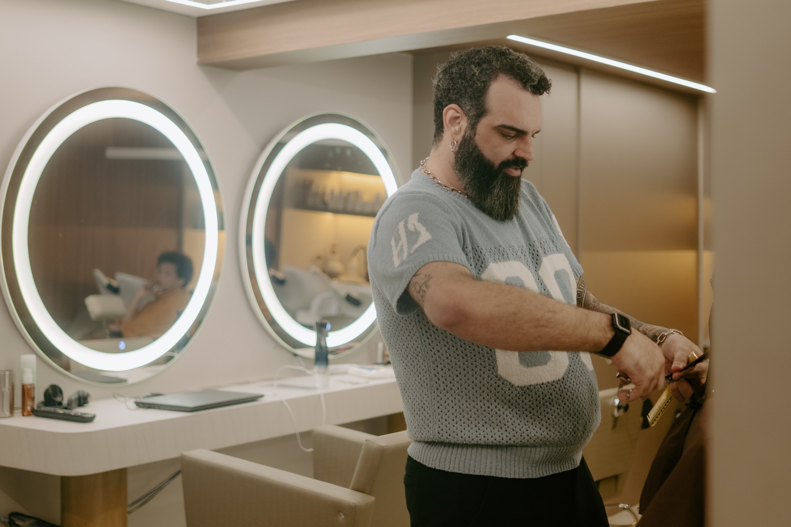 Felipe Messias prepara pente e tesoura no salão DOM Hair